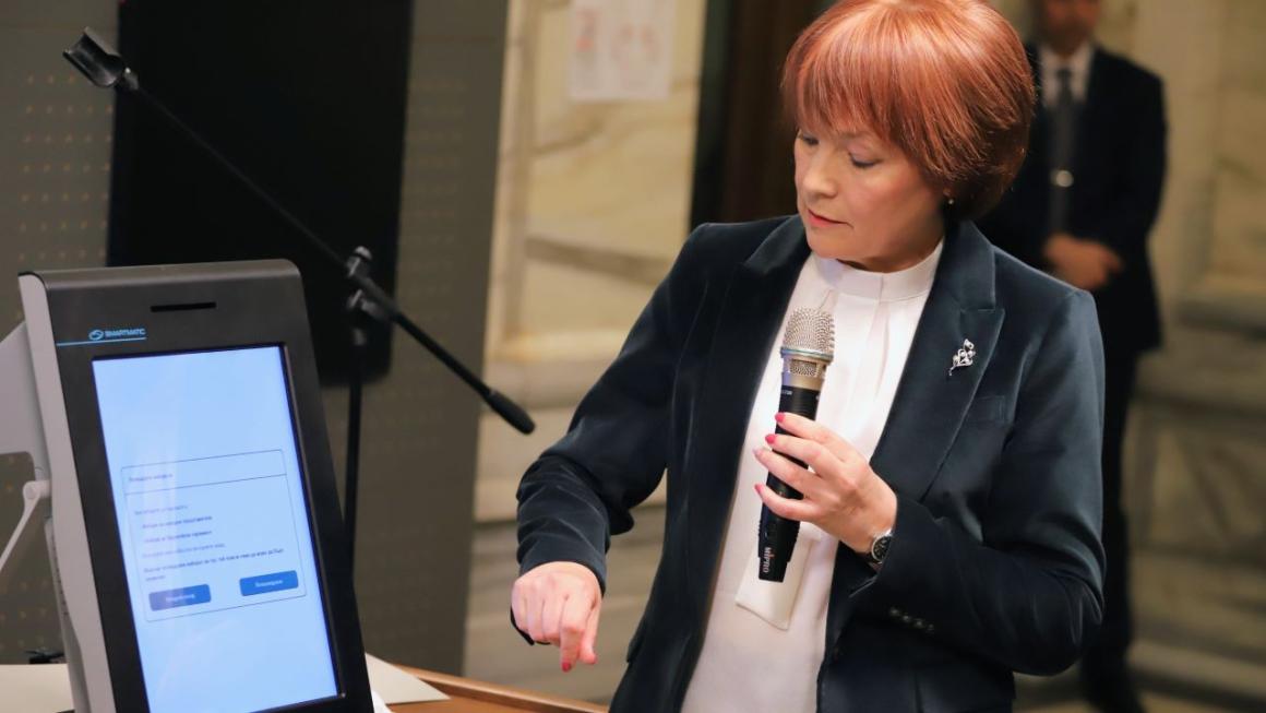 Галерия :: Снимка 1 :: В синьо и зелено: ЦИК показа бюлетините за изборите 2 в 1 (Галерия)}