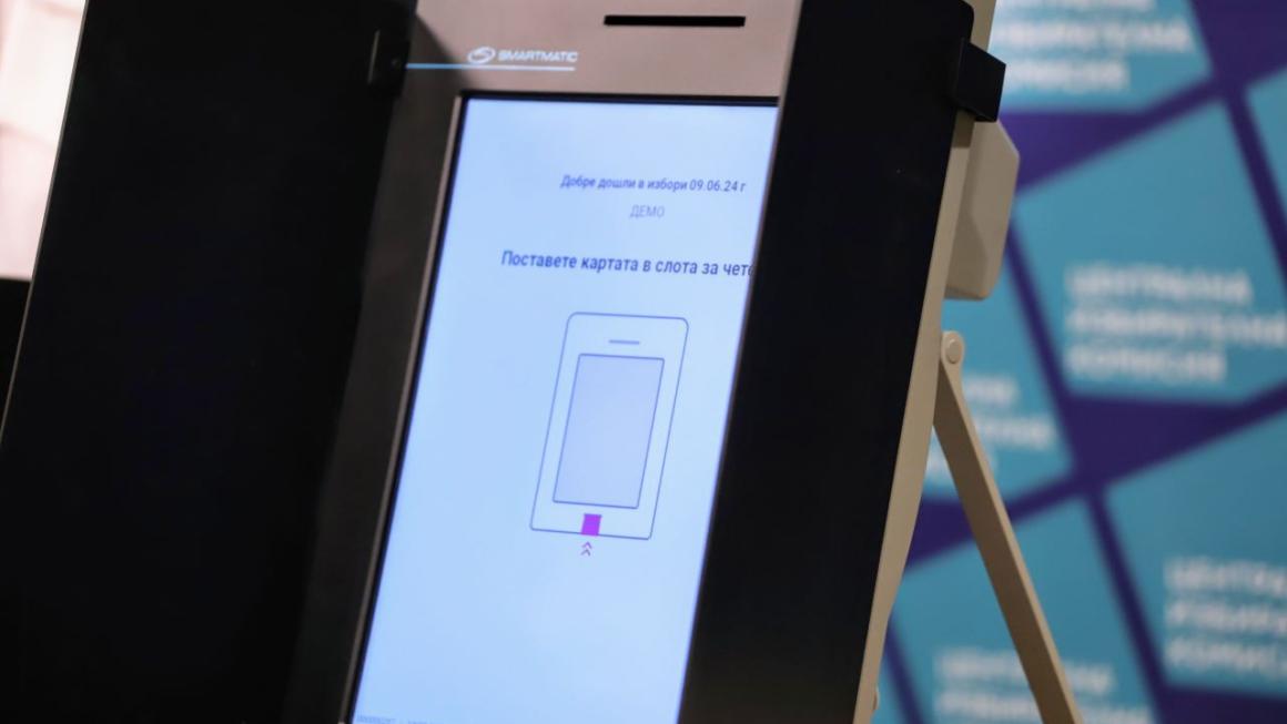 Галерия :: Снимка 2 :: В синьо и зелено: ЦИК показа бюлетините за изборите 2 в 1 (Галерия)}