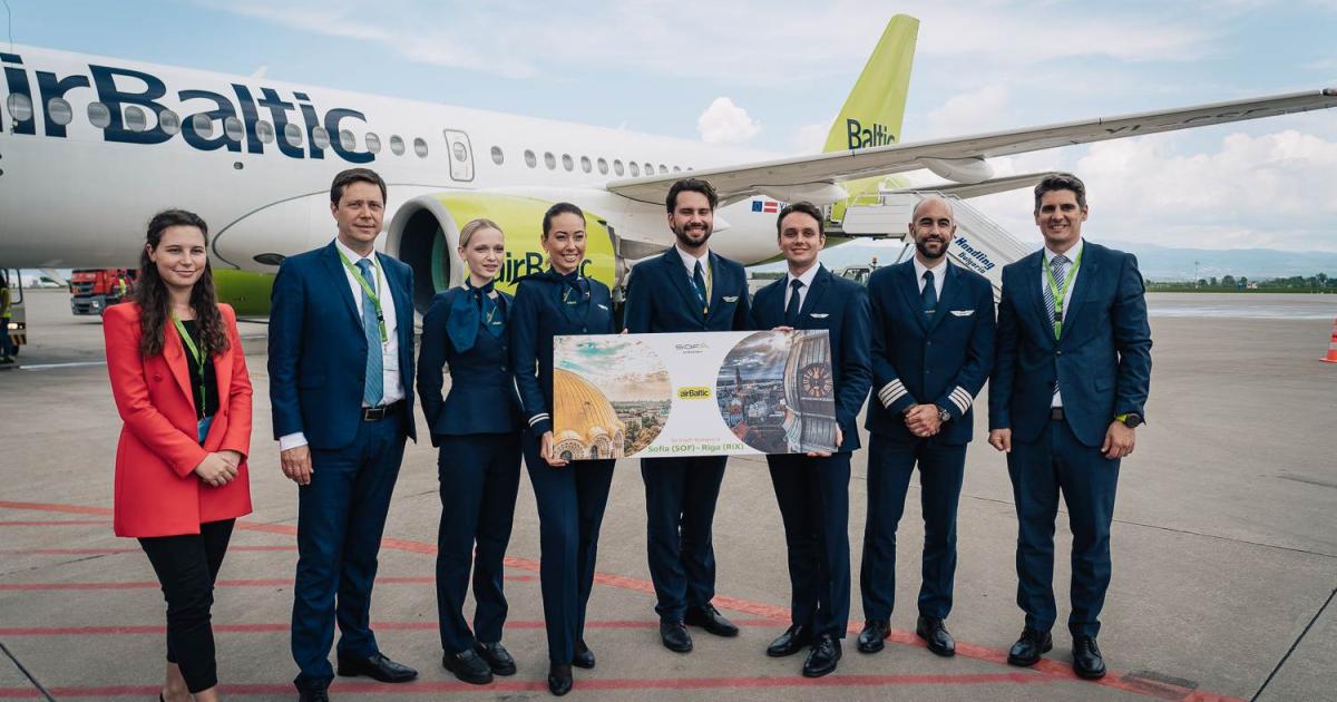Латвийската авиокомпания airBaltic вече лети от София до Рига три