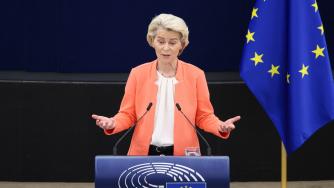 Еврокомисията очаква ръстът на заплатите в България да се забави