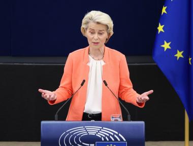 Еврокомисията очаква ръстът на заплатите в България да се забави