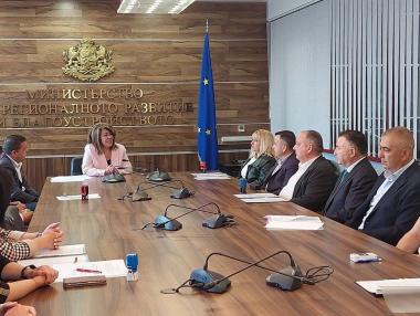 Коритарова подписа нови 57 споразумения за 122 млн. лв. с общините