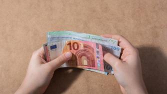 Еврото май се отлага