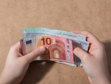 Еврото май се отлага