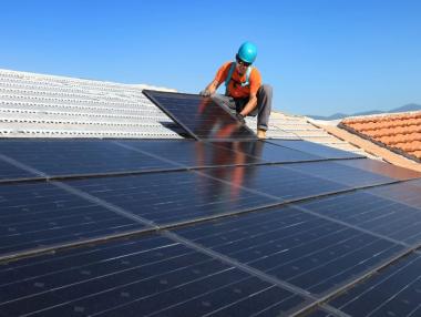 Защита от високи цени на тока: ЕС окончателно променя енергийния пазар