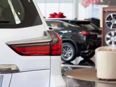 Вечерни новини: Бум на пазара на нови коли в България; Минимално поскъпване на тока