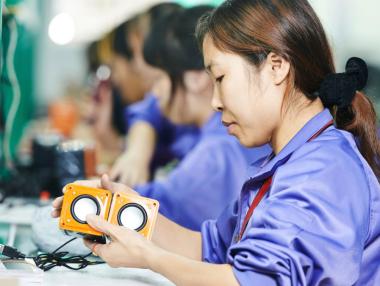 Китайското свръхпроизводство застрашава световната икономика