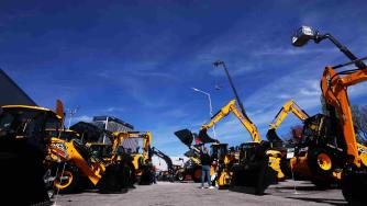 КЗК проверява картел на пазара на строителни машини