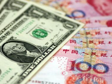 Банките стават предпазливи към юана, а апетитът им към долара расте