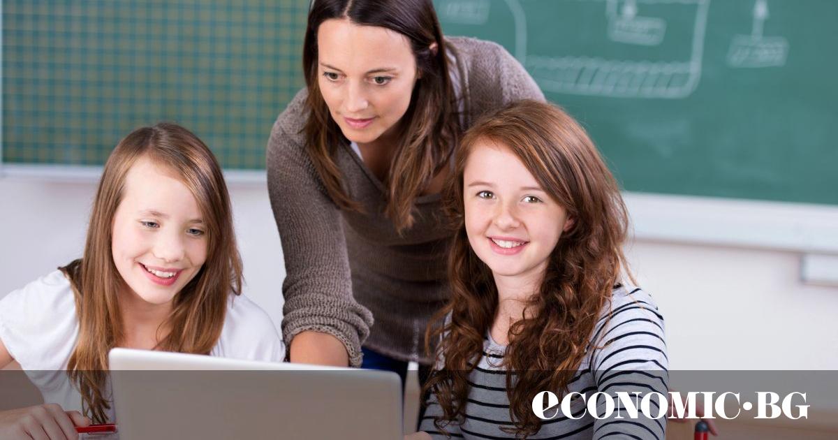 Още от гимназията Александър Попов се занимава с програмиране и