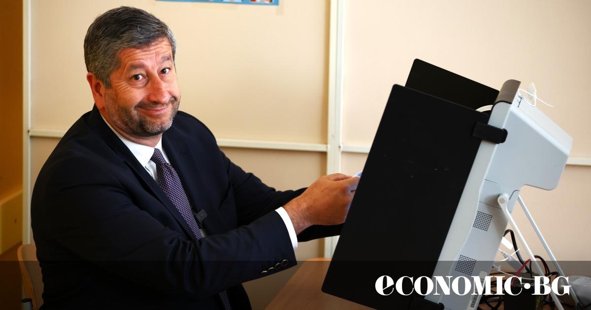 Председателят на Да, България“ Христо Иванов се оттегля от партията.