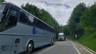 След заплаха от протест: АПИ се отказа да затваря пътя Мездра – Лютидол