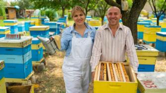 Сладкият пчелен бизнес на семейство Пътови от Тръстеник