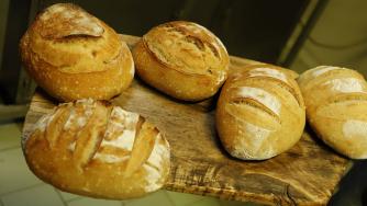 Таванът на надценката на хляба очаквано породи куп проблеми