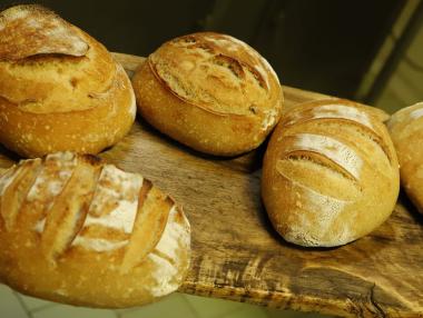 Таванът на надценката на хляба очаквано породи куп проблеми