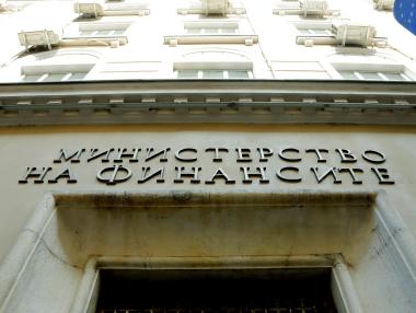 Служебното правителство тегли нови заеми за 400 млн. лв. през юли