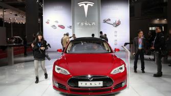 ЕС удря електромобилите от Китай с до 38% мито от петък