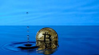 Биткойн потъна до 4-месечно ценово дъно