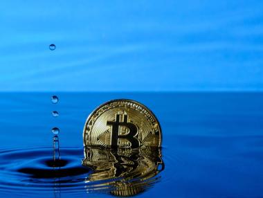 Биткойн потъна до 4-месечно ценово дъно
