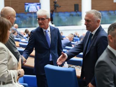 Пеевски изключи 17 депутати от ДПС, мандатът отива в ПП-ДБ