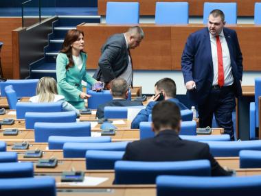 Листопадът продължава: Още депутати от ДПС напускат Пеевски заради Доган