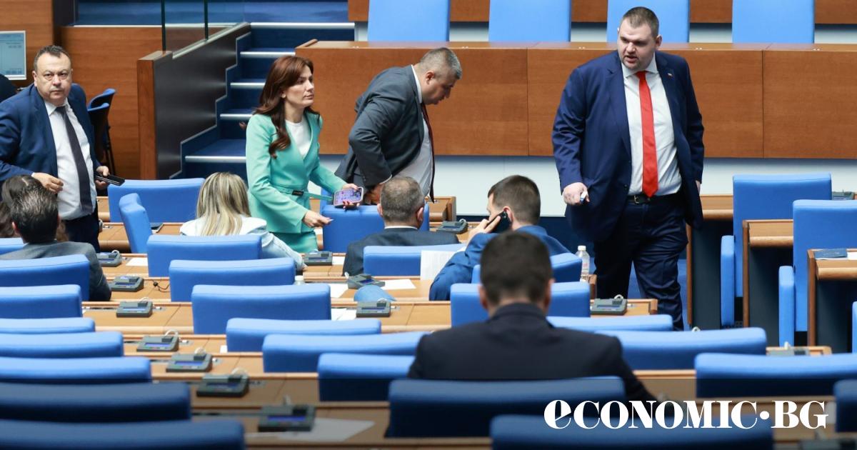 Парламентарната група на ДПС продължава да се топи, като към