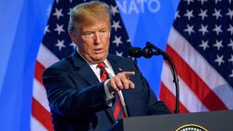 Проверка на факти: „Усмихнатите“ снимки на Тръмп след стрелбата са фалшиви