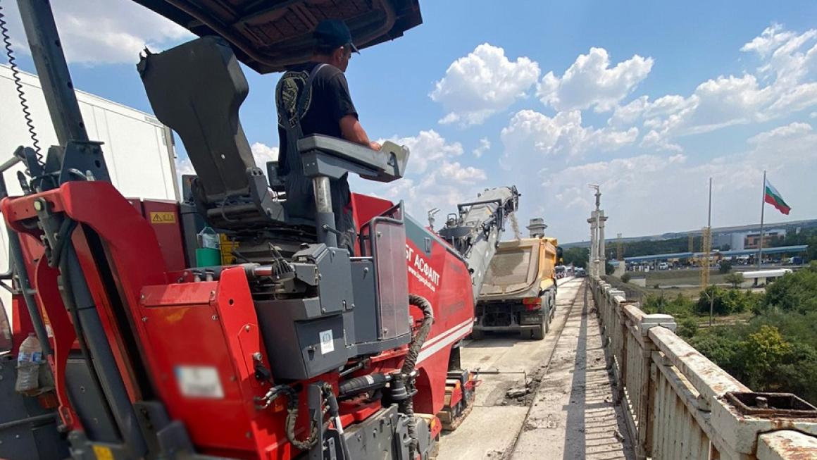 Галерия :: Снимка 0 :: Част от асфалта на „Дунав мост“ при Русе е премахнат (галерия)}