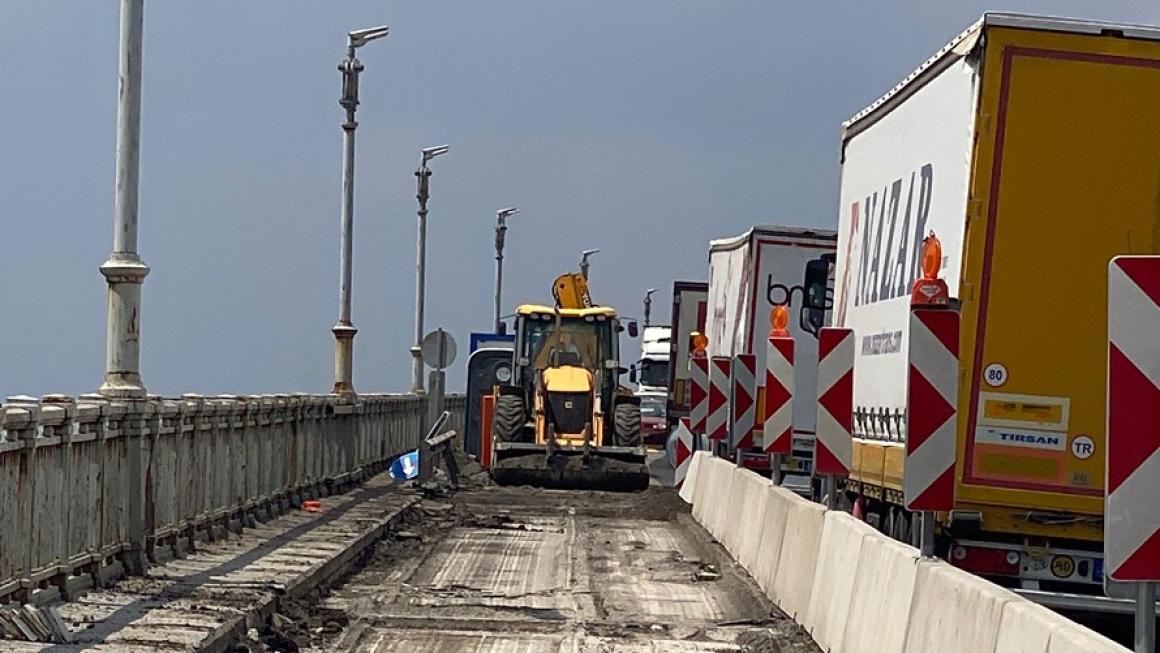 Галерия :: Снимка 1 :: Част от асфалта на „Дунав мост“ при Русе е премахнат (галерия)}