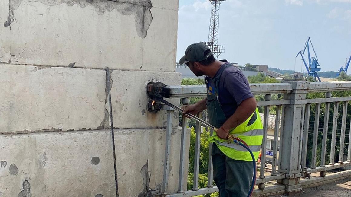 Галерия :: Снимка 2 :: Част от асфалта на „Дунав мост“ при Русе е премахнат (галерия)}