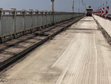 Част от асфалта на „Дунав мост“ при Русе е премахнат (галерия)