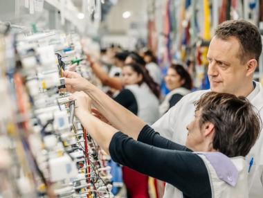 Leoni ще търси друга работа на съкратените си служители