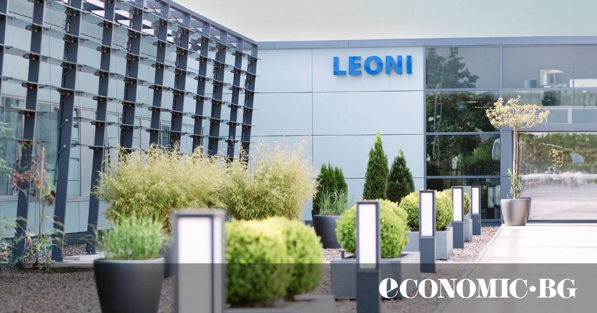 Дни след като обяви, че затваря завода си в България