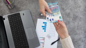 Вечерни новини: Нова дата за еврото в България; Щедри компенсации за бизнеса заради скъпия ток