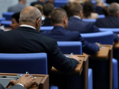 Депутатите задължиха МФ да настоява за влизане в еврозоната на 1 юли 2025 г.