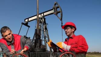 Петролът върви нагоре след ескалацията на конфликта в Близкия Изток