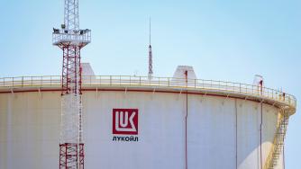 Вечерни новини: Силен интерес към „Лукойл Нефтохим“; Нов комплекс от къщи със солари край София