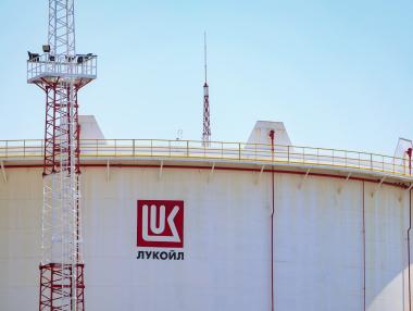 Вечерни новини: Силен интерес към „Лукойл Нефтохим“; Нов комплекс от къщи със солари край София