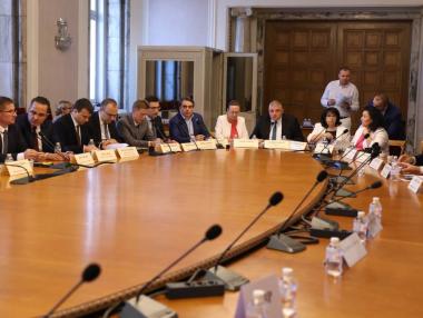 Вечерни новини: OMV поглежда и към България за развитието на ВЕИ; Законът за еврото върви към бързо приемане