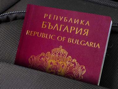 Консулствата временно спират издаването на визи и лични документи