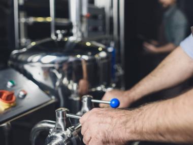 Промишленото производство в България продължава да потъва