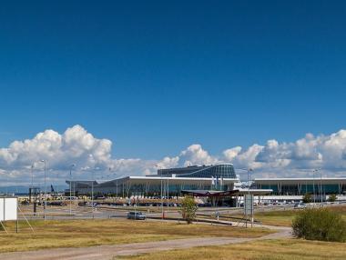 Започва подмяна на осветлението пред двата терминала на Летище София