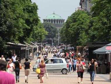 Средната работна заплата в България достига 2300 лв.