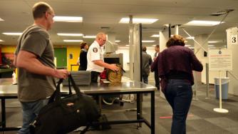 Летищата в ЕС връщат строгите правила за течности в ръчния багаж