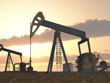 Петролът поевтинява пета поредна сесия