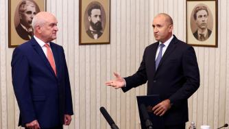 Радев връчи мандата на Главчев със заръка да промени състава на кабинета