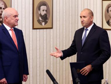 Радев връчи мандата на Главчев със заръка да промени състава на кабинета