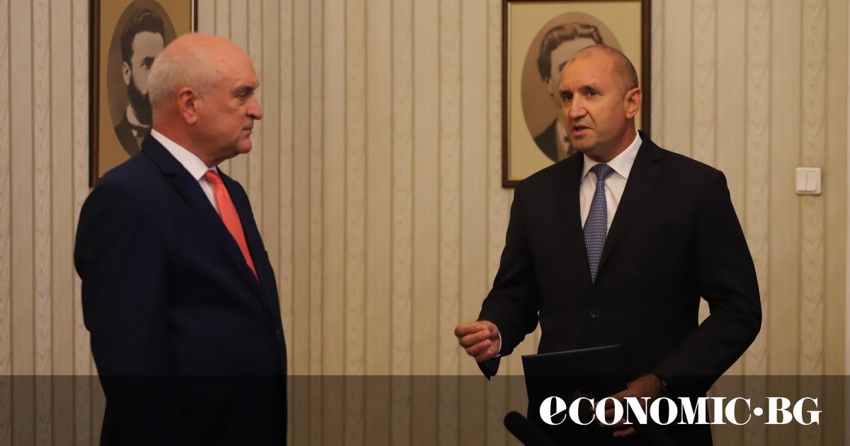 Радев връчи мандата на Главчев със заръка да промени състава