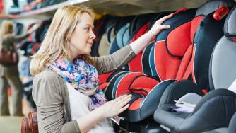 Търговците трябва да спрат продажбите на столчета за кола по стария стандарт