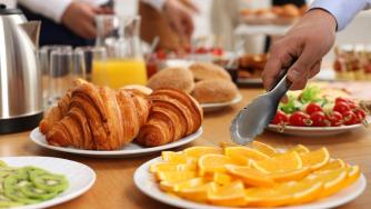 Край на шведската маса: Как хотелите се справят с разхищението на храна